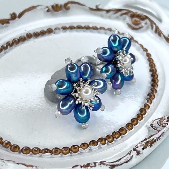 Handmade Freshwater Peacock 🦚 Pearl Flower 🌺 Stud Earrings S925 SS Posts - Picture 3 of 3